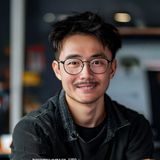 好色tv用户体验设计师王浩的专业照片，年轻男性，创意设计师形象，充满活力